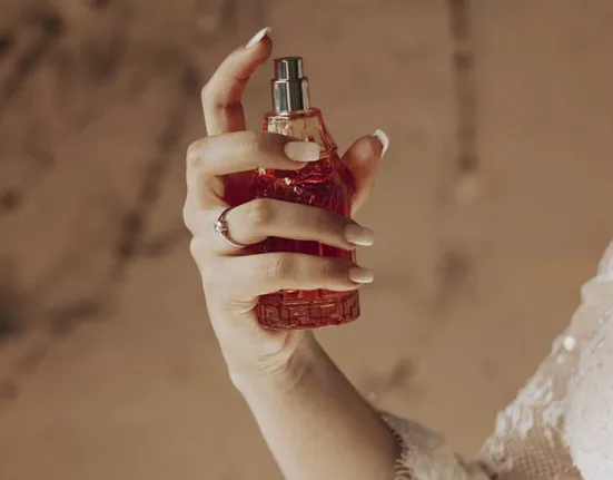 Como deixar rastro de perfume?