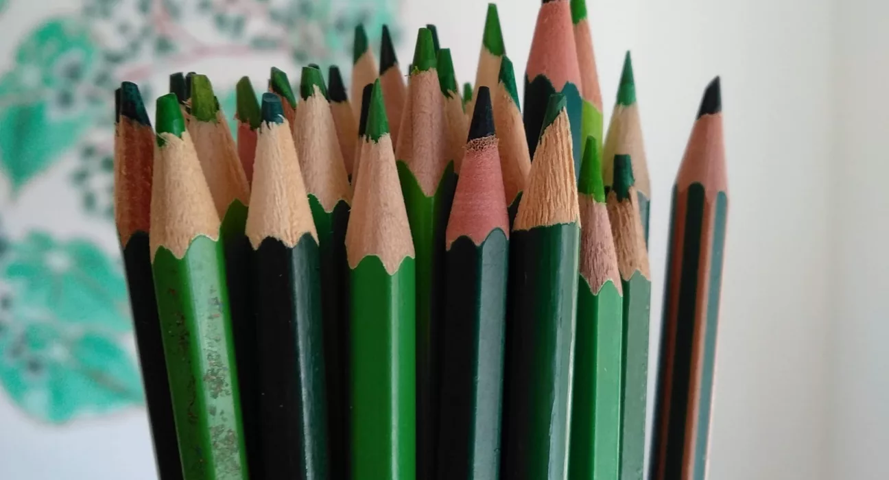 O que é melhor lápis ou delineador?