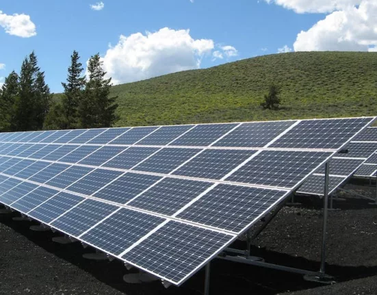 É bom passar protetor solar antes da maquiagem?